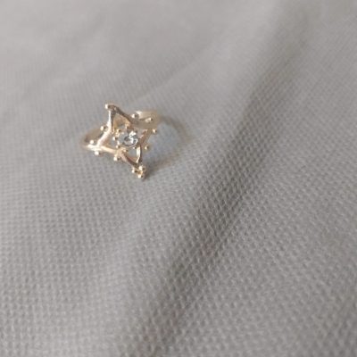 Anillo de cuatro puntas