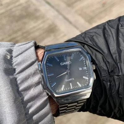 Casio hexagonal negro