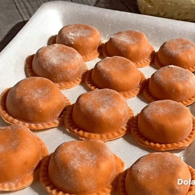 Sorrentinos de batata asada y cebolla caramelizadas