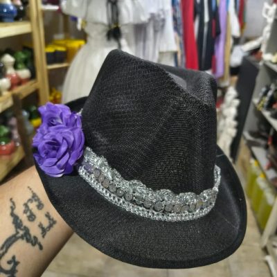 Sombreros ala corta decorados