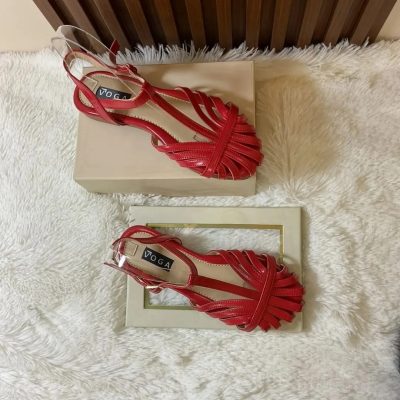 Sandalias Tania roja.