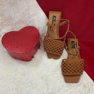 Sandalias tejidas color camel