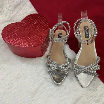 Stiletto plateado