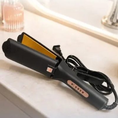 Plancha para Cabello Sonar 💇‍♀️✨🔥 😍 Cabello liso, brillante y con estilo en minutos. Resultados de salón desde casa. 🔹 🔥 Temperatura ajustable (160°–220°C) para todo tipo de cabello 🔹 ⚡ Potencia de 80W para un alisado eficiente 🔹 💡 Luz indicadora de temperatura 🔹 🔄 Cable giratorio 360° para mayor comodidad 🔹 ✨ Placas amplias para un alisado más rápido 📏 Medidas: ▫️ Ancho de placa: 4.3 cm ▫️ Largo de placa: 11 cm ▫️ Largo total: 29 cm ✨ Luce un cabello perfecto, suave y sin frizz todos los días.