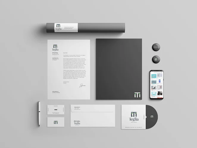 Daniela Calabria • Branding + mkt