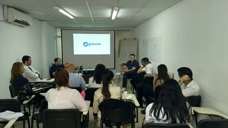 Clientear Marketing & Servicios + Dejavu Comunicación