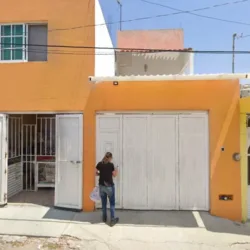 Renta De Mesas, Sillas, Manteles Y Jugos Inflables