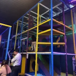 SPACE jumping restaurante con juegos infantiles