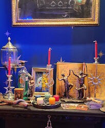 The House of the Seven Sisters, Apotecario y tienda Ocultista