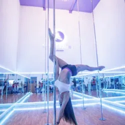 Pole Center by Laura Martínez