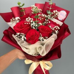 Pétalos Y Tallos Florería